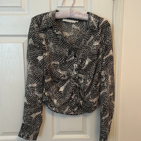 ASTR The Label TEXTURED RUCHED BUTTON UP TOP size medium - Picture 2 of 3